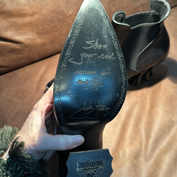 Dark Gothic dress boots with a pointed toe and sculptural heal.by FLUEVOG - Picture 6 of 8